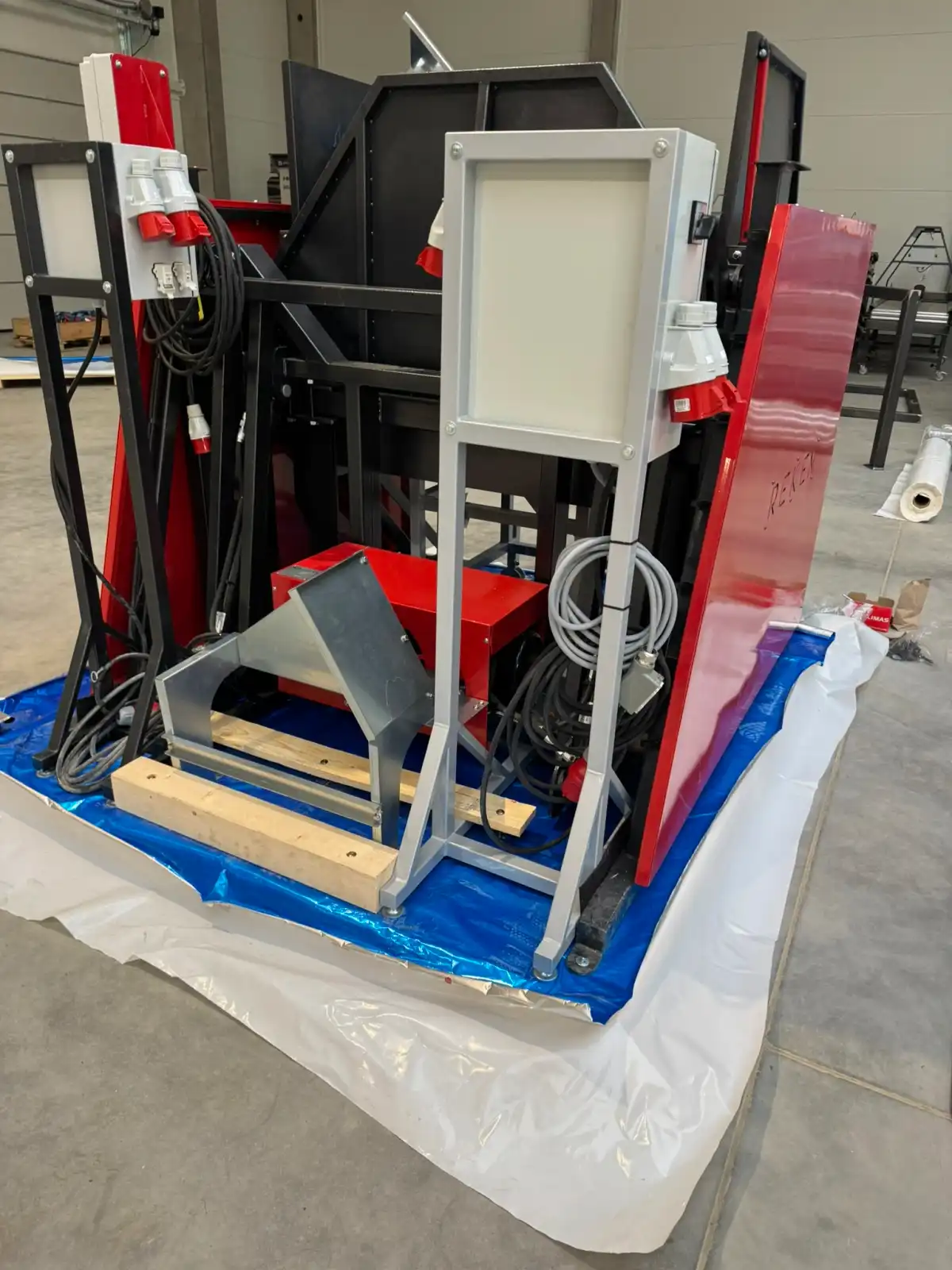 Maszyna zabezpieczona folią barierową na drewnianym podeście transportowym