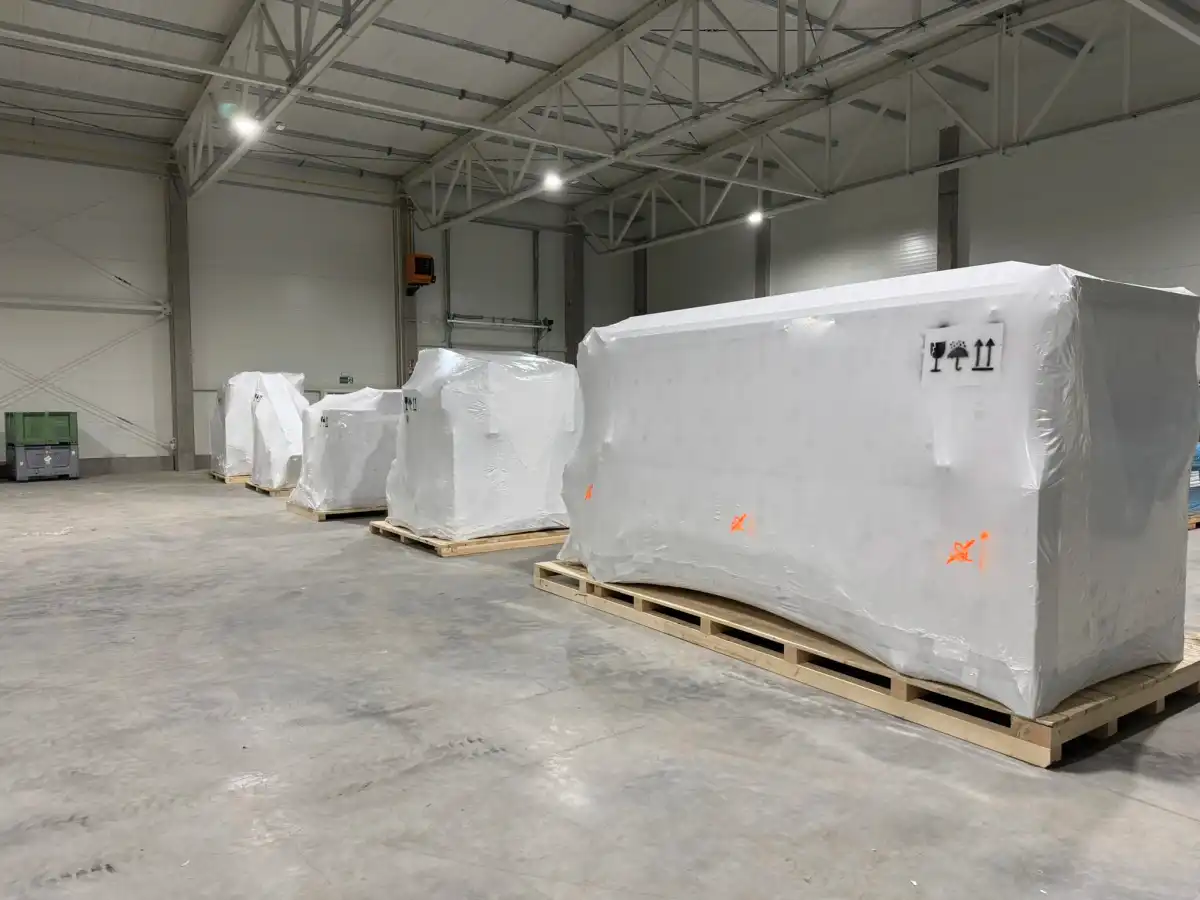 Maszyny do przetwórstwa warzyw zabezpieczone na podestach z folią termokurczliwą